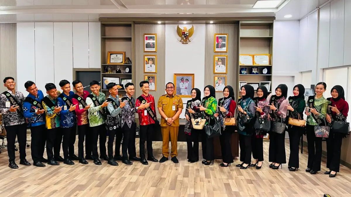HADIR: Bupati Kabupaten HSU, H Sahrujani menerima audiensi sembilan pasang finalis Nanang Galuh HSU 2026 di ruang kerjanya, Selasa (14/7/2026).(Foto: Pemkab HSU)