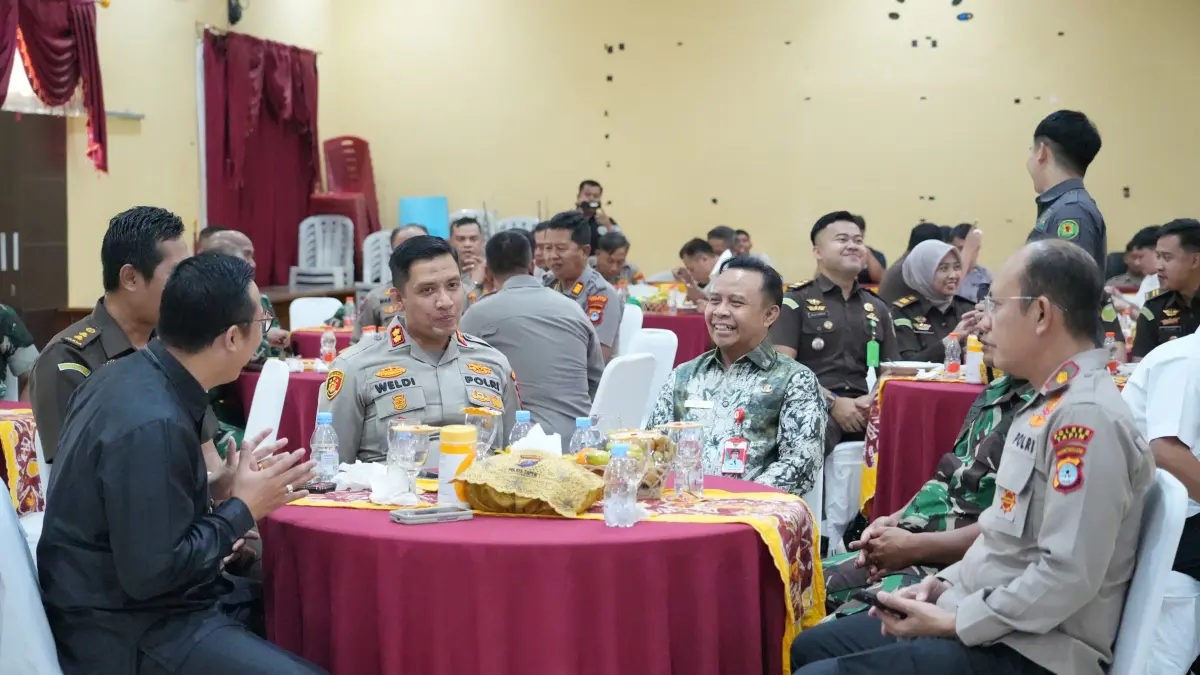 Jajaran Forkopimda Tapin saat menggelar ngopi bersama. Polres Tapin menyampaikan terkait pelaksanaan Pilkades. (Rasidi Fadli/RADAR BANJARMASIN)&nbsp;