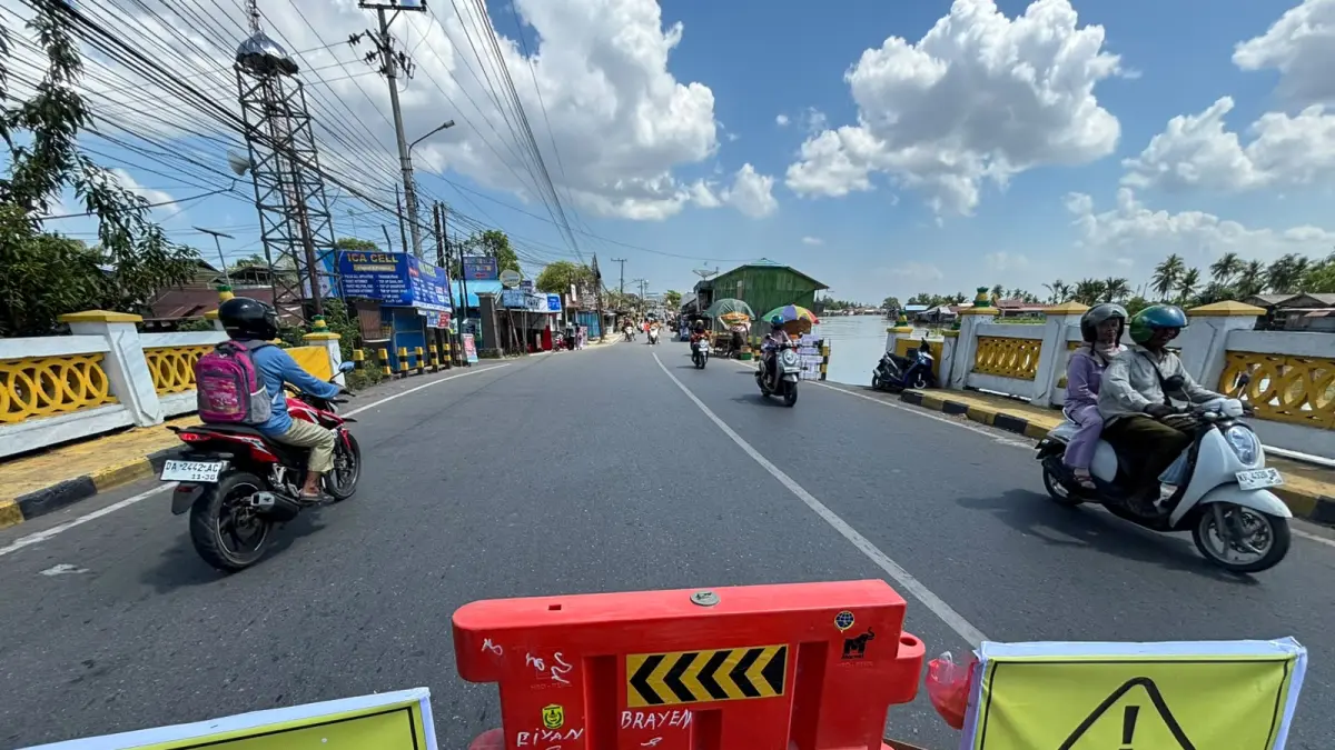 Kawasan Jalan Veteran Sungai Lulut yang ambles akibat tergerus aliran sungai ditutup (Zulvan Rahmatan / Radar Banjarmasin)