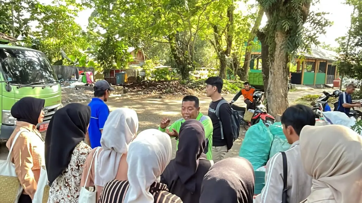 KELOLA SAMPAH: 10 finalis Pemilihan Duta Pepelingasih HSS 2026 menerima pembekalan tentang pengelolaan sampah di Bank Sampah HSS. (Foto: Duta Pepelingasih HSS)&nbsp;
