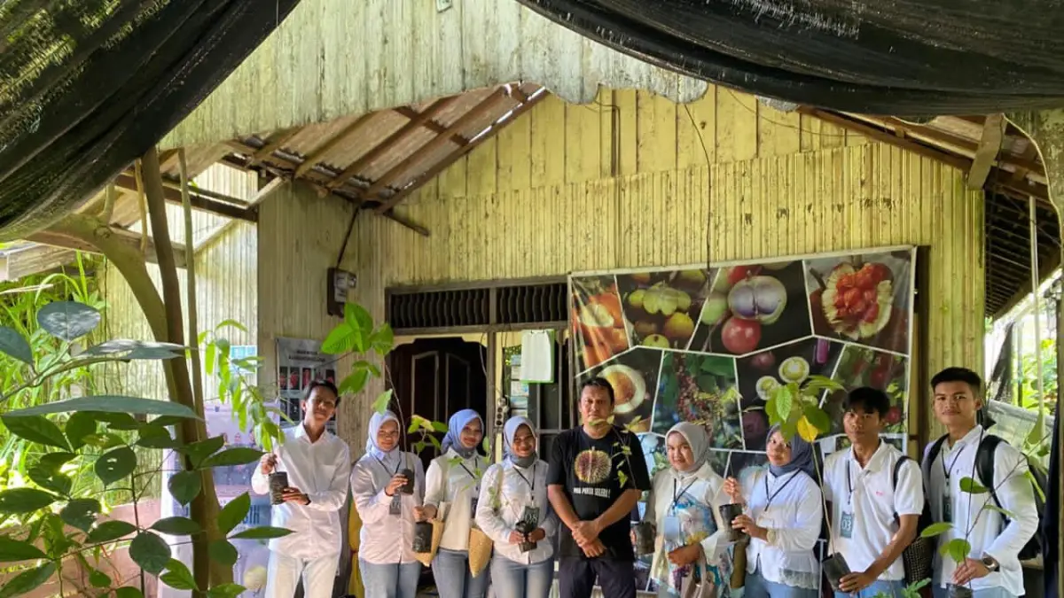 KENALI: 10 finalis pemilihan Duta Pepelingasih Kabupaten HSS 2026 belajar mengenali buah-buahan asli Kalimantan.(Foto: Duta Pepelingasih HSS)&nbsp;