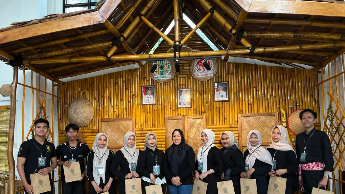 KUNJUNGAN: 10 Finalis Pemilihan Duta Pepelingasih HSS 2026 kunjungan ke Bakul Nyiru HSS, Jumat (10/7/2026). (Foto: Duta Pepelingasih HSS)&nbsp;
