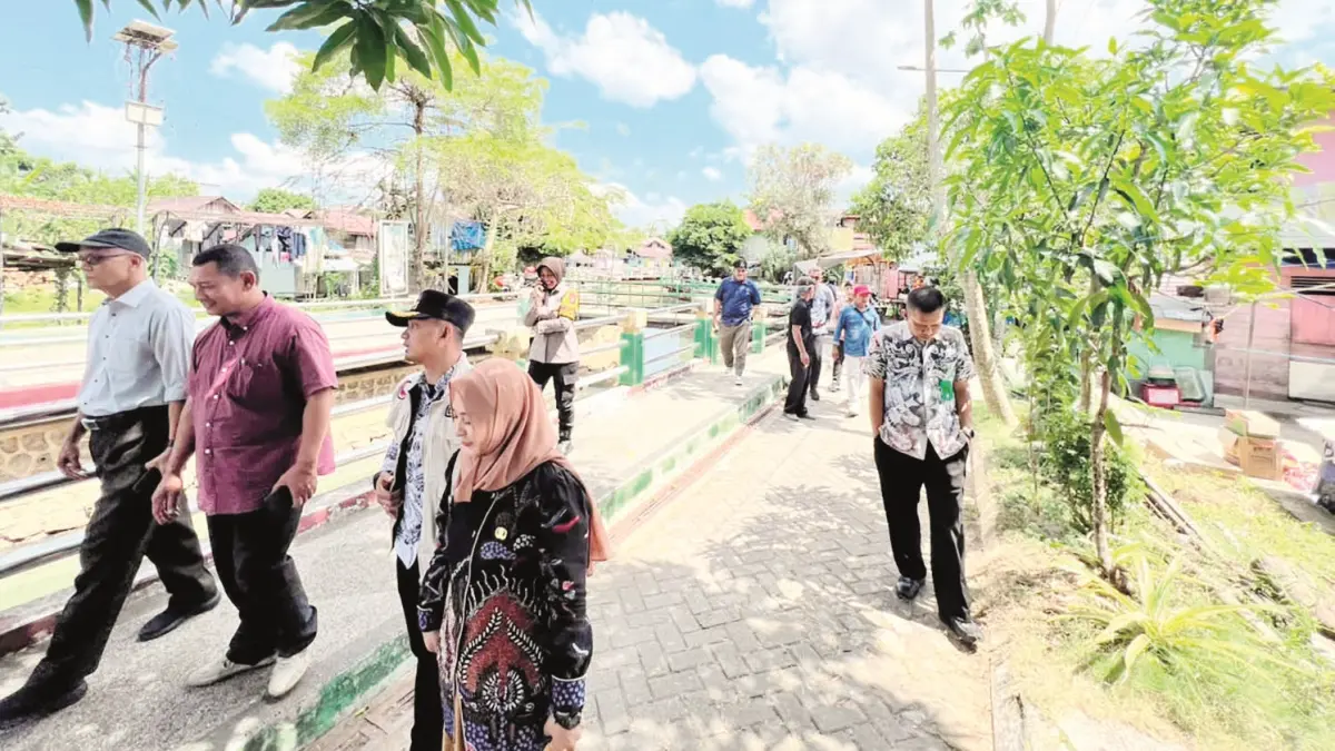 MENINJAU: Disporabudpar Banjarbaru bersama pihak kelurahan saat meninjau Kampung Pelangi.
(Reza untuk Radar Banjarmasin)
