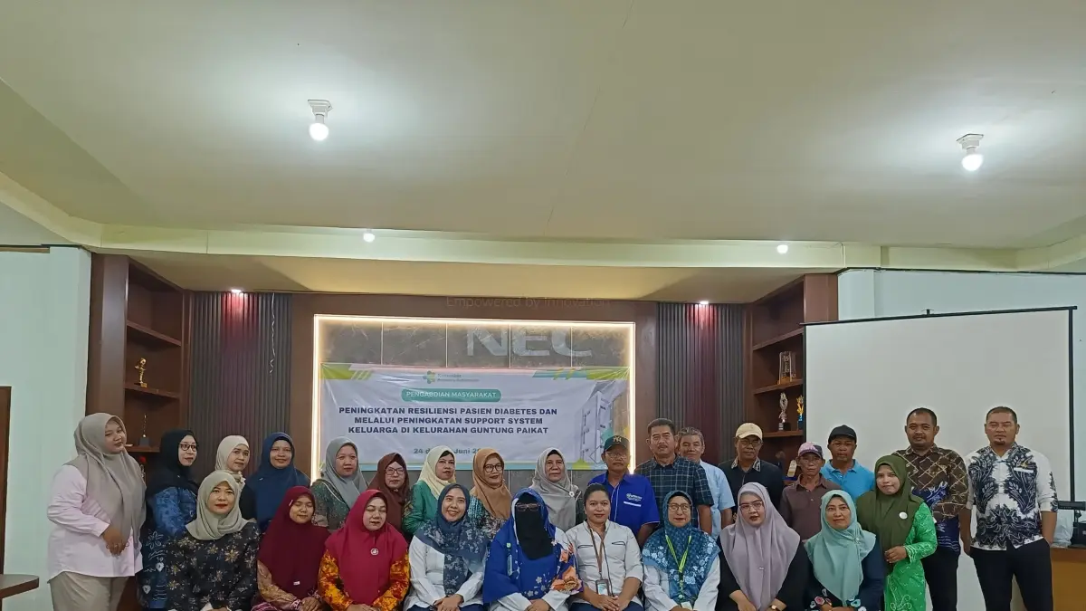MOMEN: Foto bersama Tim Dosen bersama Kader kesehatan Kelurahan Guntung Paikat setelah mengikuti pelatihan penguatan support system keluarga dalam meningkatkan resiliensi pasien diabetes.