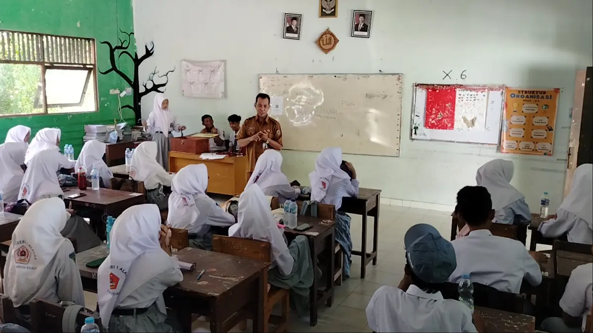 MPLS: Kepsek SMA 1 Alalak, memberikan materi kepada siswa baru SMAN 1 Alalak yang mengikuti pembukaan Masa Pengenalan Lingkungan Sekolah (MPLS).//maulana