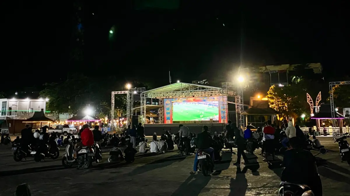 NOBAR: Ratusan warga memadati Siring Laut Kotabaru untuk menyaksikan semifinal Piala Dunia 2026 antara Spanyol melawan Prancis melalui videotron raksasa. (Foto: Jumain/Radar Banjarmasin)
