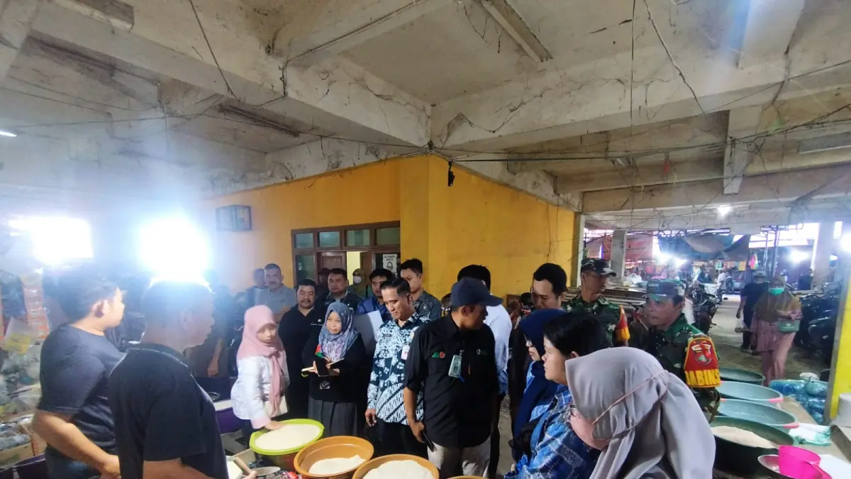 PANTAU HARGA: Tim gabungan meninjau harga dan ketersediaan bahan pokok di salah satu pasar di Kabupaten Tanah Bumbu sebagai upaya memastikan pasokan serta stabilitas harga pangan tetap terjaga. (Foto: DKUMP2 Tanah Bumbu)
