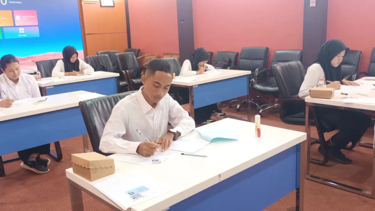 Para peserta seleksi menjalani tes akademik. (Ibnu Dwi Wahyudi/ Radar Banjarmasin)