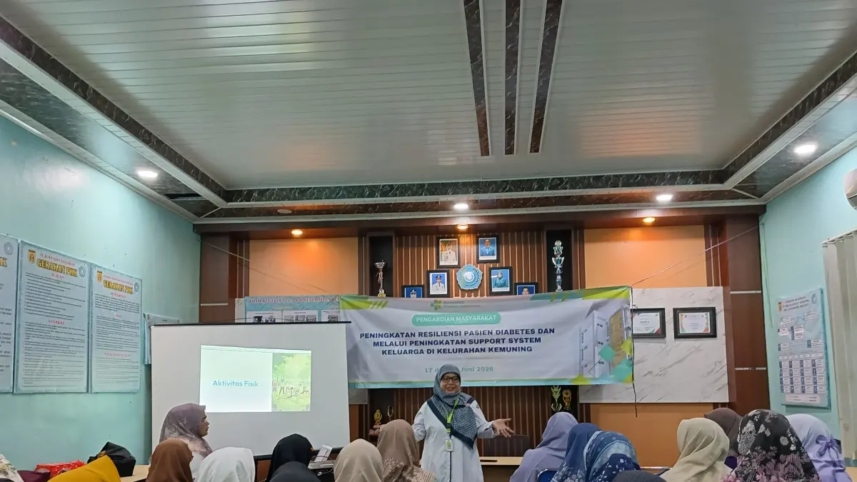PELATIHAN: Tim dosen Poltekkes Kemenkes Banjarmasin memberikan edukasi dan pelatihan kepada kader kesehatan Kelurahan Kemuning untuk mendampingi pasien diabetes.