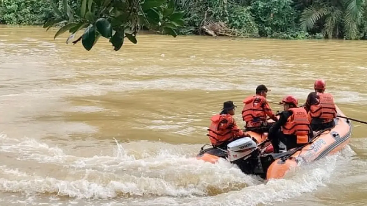 PENCARIAN: Tim Sar Gabungan sedang menyisir lokasi sungai anak yang diduga diterkam buaya di Desa Sungai Kupang.&nbsp;
Foto: Khairul Sani untuk Radar Banjarmasin.&nbsp;