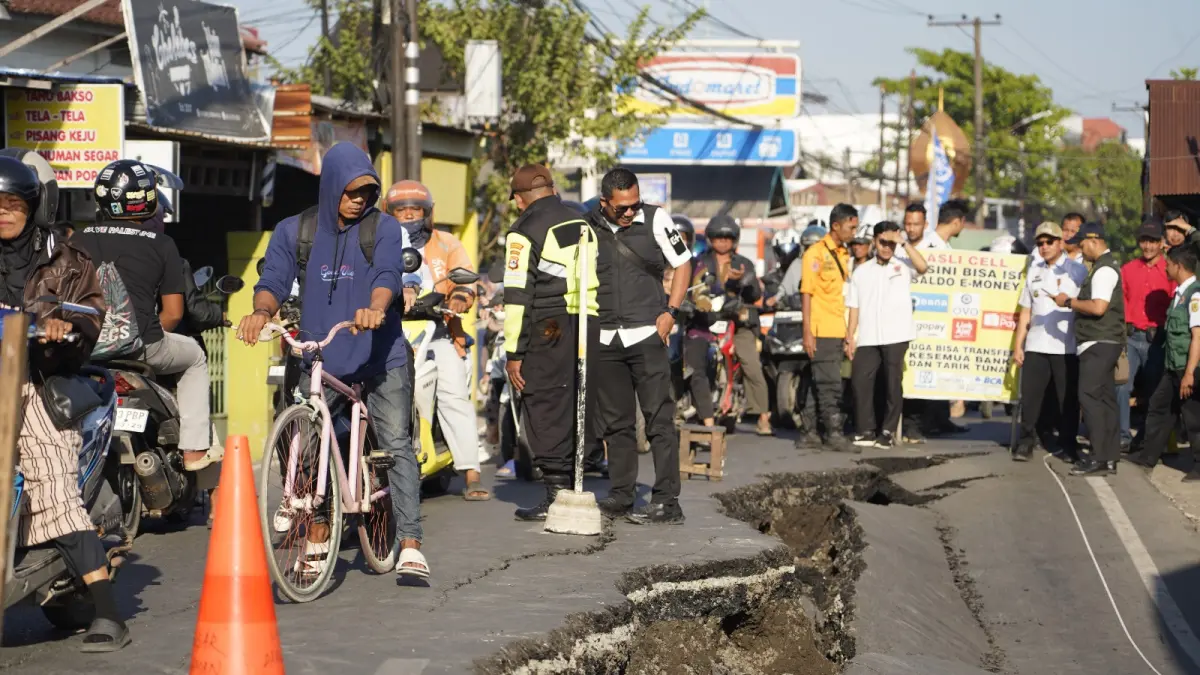 PENGAMANAN: Petugas Satlantas Polresta Banjarmasin, Dinas Perhubungan, dan BPBD Kota Banjarmasin mengatur arus lalu lintas di lokasi jalan ambles di Sungai Lulut. (Foto: Pemko Banjarmasin)

