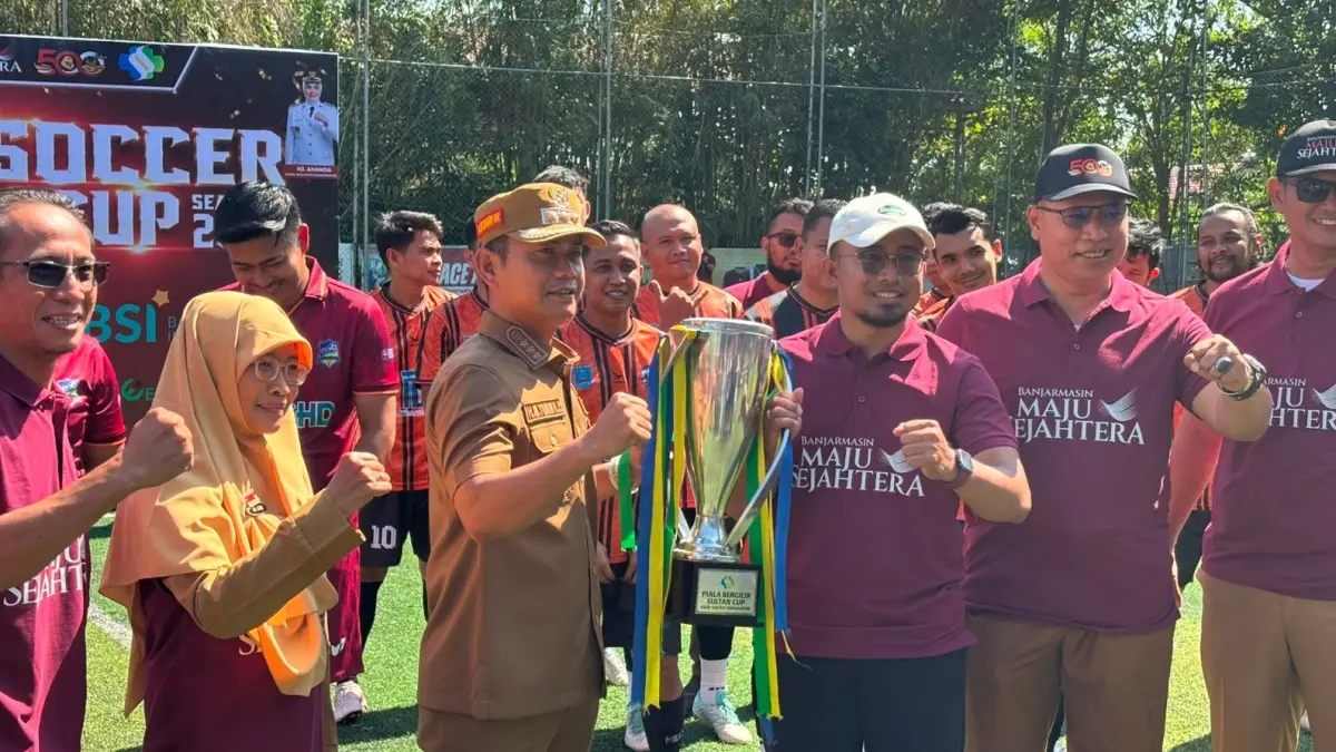 PERLIHATKAN: Pembukaan Tournament Mini Soccer RSUD Sultan Cup 2026 yang digelar Rumah Sakit Umum Daerah (RSUD) Sultan Suriansyah Banjarmasin memperlihatkan piala bergilir yang dipegang oleh Wali Kota Banjarmasin, Muhammad Yamin HR. (Foto: Zulvan Rahmatan/Radar Banjarmasin)