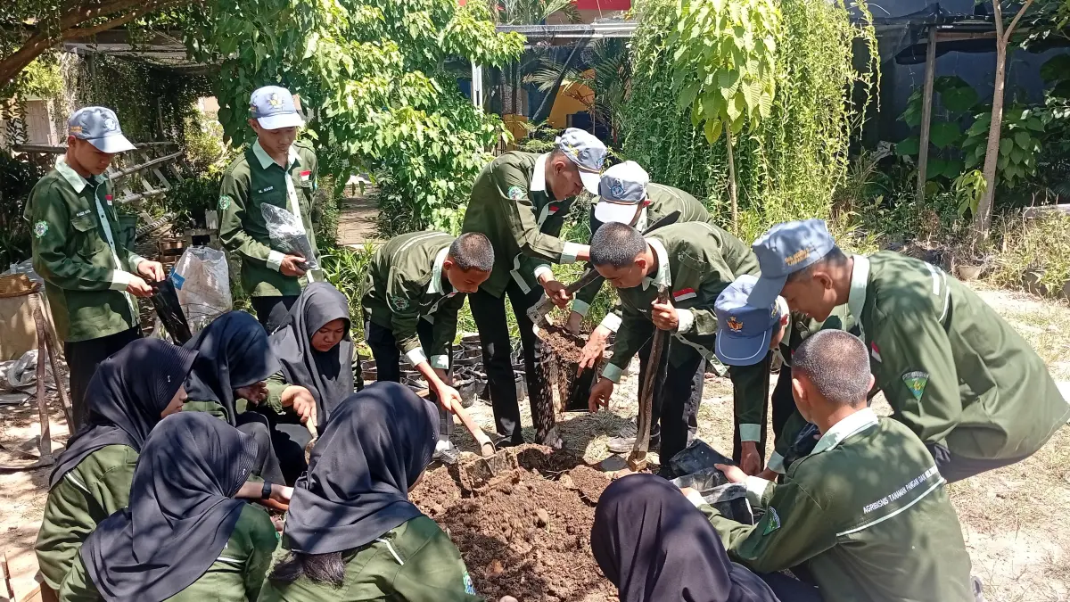 Siswa Kelas XI Jurusan ATPH SMKN 2 Kandangan saat melakukan praktik bertani di sekolah Rabu (15/7/2026). (M Padil Ihsan / Radar Banjarmasin)
