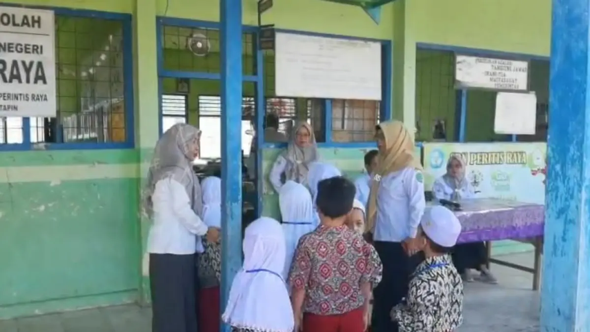 TERIMA MURID: SDN Perintis Raya tahun ajaran baru ini hanya menerima 8 murid. Kondisi ini lebih banyak dari sebelumnya.
Foto Ibnu For Radar Banjarmasin&nbsp;