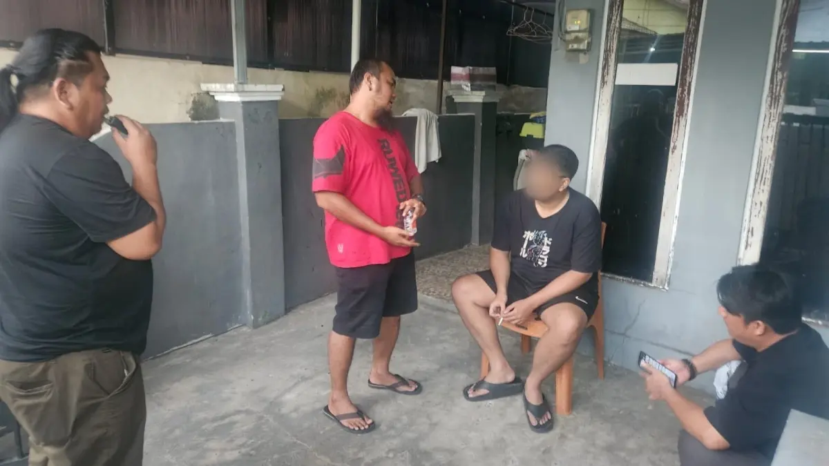 TERSANGKA: MF (29) diamankan Satreskrim Polres Banjar terkait dugaan penggelapan dana perusahaan Rp935,6 juta yang diduga digunakan untuk judi online. (Foto: Humas Polres Banjar)
