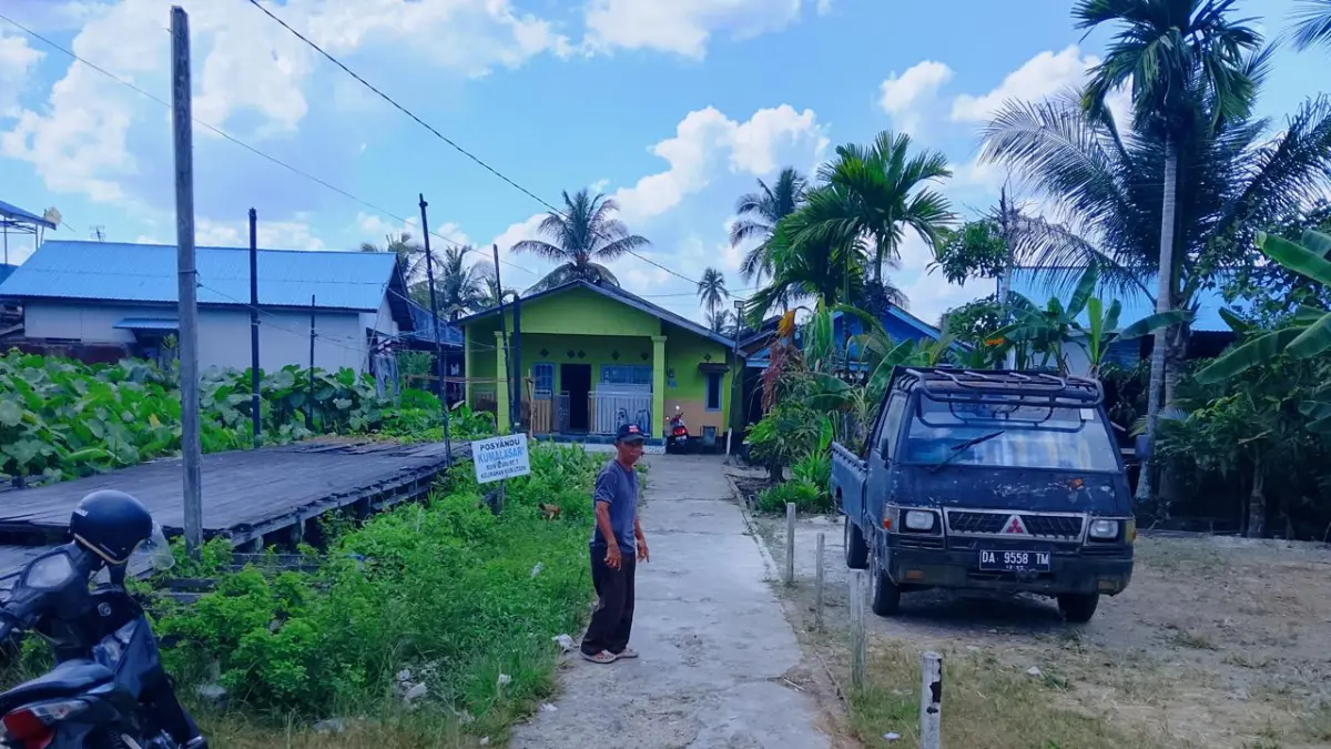 Warga menunjukan salah satu jalan dilingkungannya yang kerap terendam, ketika air sungai pasang. (Endang Syarifuddin/Radar Banjarmasin)