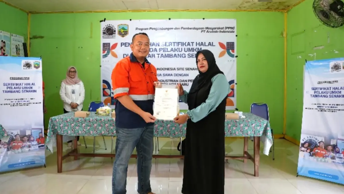 SIMBOLIS: Perwakilan manajemen PT Arutmin Indonesia Tambang Senakin, Azwal menyerahkan sertifikat halal kepada salah satu pelaku UMKM binaan sebagai bentuk dukungan perusahaan dalam meningkatkan legalitas usaha, kepercayaan konsumen, dan daya saing produk lokal.
