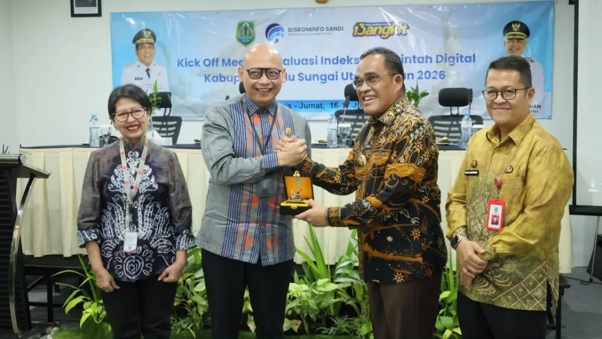 MOMEN: Bupati Kabupaten HSU, H Sahrujani (dua dari kanan) foto bersama usai buka Kick Off Meeting Pendampingan dan Pembekalan Tim Asesor/Evaluator Mandiri Indeks Pemerintahan Digital (PEMDI) Tahun 2026 di Hotel Roditha Banjarbaru, Kamis (16/7/2026). (Foto: Pemkab HSU)&nbsp;