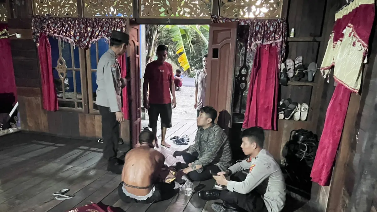 Anggota Polsek Tanta dan Polres Tabalong bersama warga mengamankan ODGJ yang sempat mengamuk. (Polres Tabalong)