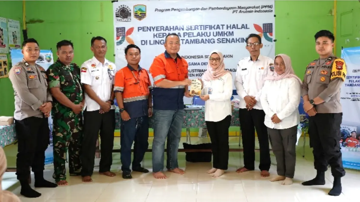APRESIASI: Penyerahan plakat sebagai simbol sinergi dan komitmen bersama dalam mendukung pengembangan, serta peningkatan daya saing UMKM di Kabupaten Kotabaru.&nbsp;
