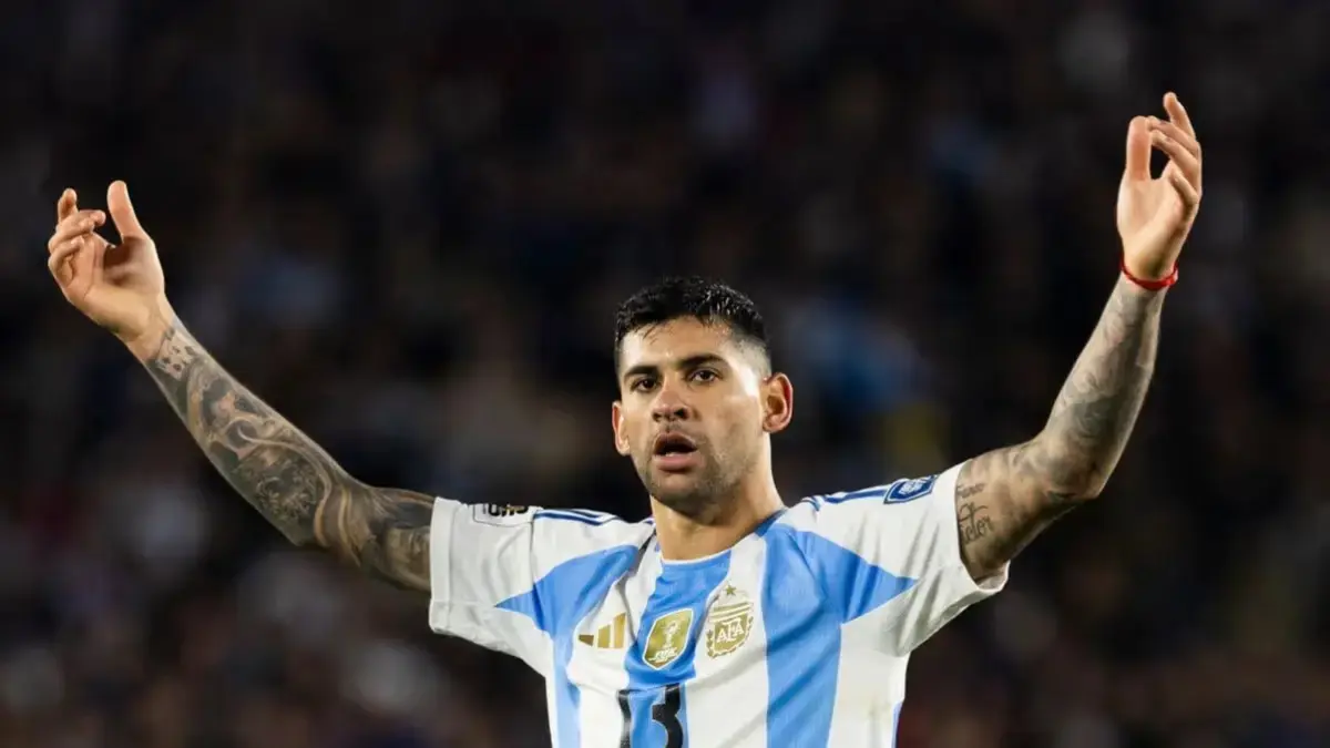 BISA PERGI: Cristian Romero saat tampil bersama timnas Argentina. Ia dikabarkan ingin meninggalkan Tottenham Hotspur.&nbsp;
(Dok Football London)