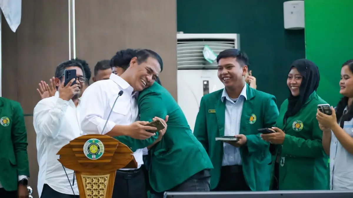 DIPELUK MAHASISWA: 