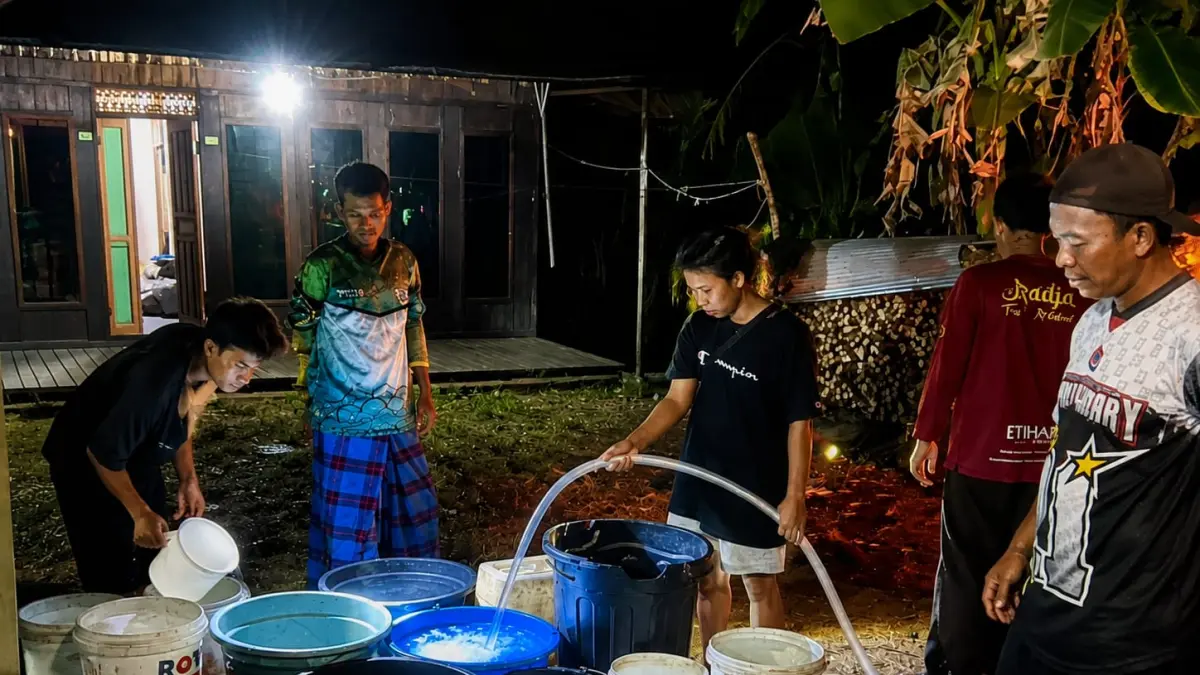 DISTRIBUSI: Petugas BPBD Kabupaten Banjar mengisi tandon air bersih di desa terdampak kemarau dan pencemaran Sungai Martapura untuk memenuhi kebutuhan warga. (Foto: BPBD Kabupaten Banjar)
