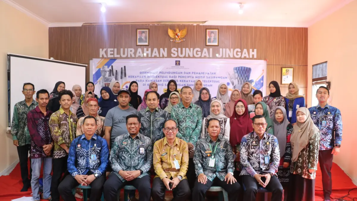 DOKUMENTASI: Jajaran Kanwil kemenkum Kalsel dan Kelurahan Sungai Jingah, serta para perajin kain Sasirangan di Sungai Jingah berfoto bersama usai kegiatan.