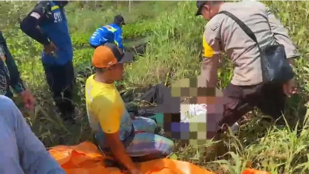 EVAKUASI: Polisi bersama warga mengevakuasi jenazah Syamsudin yang ditemukan meninggal di area pemancingan rawa Desa Karang Paci, Kecamatan Kalumpang, Kamis (16/7/2026). (Foto: Istimewa)
