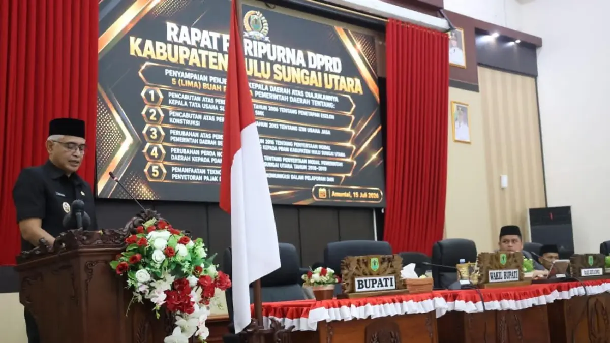 HADIR: Wakil Bupati HSU, Hero Setiawan menyampaikan penjelasan Kepala Daerah terhadap lima Raperda usulan Pemerintah pada Rapat Paripurna DPRD HSU di Aula DPRD Kabupaten HSU, Rabu (15/7/2026). (Foto: M Akbar/Radar Banjarmasin)