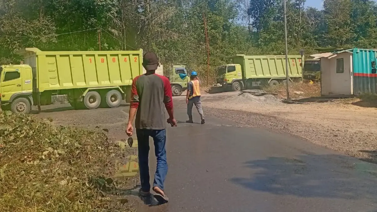 JEJERAN TRUK: Aktivitas di salah satu area pertambangan HSS.