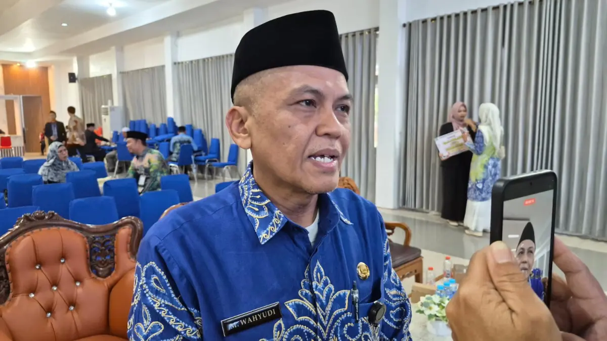 KLAIM : Plh Kepala Kantor Kemenag Tala H Muhammad Wahyudi saat diwawancarai wartawan. 
