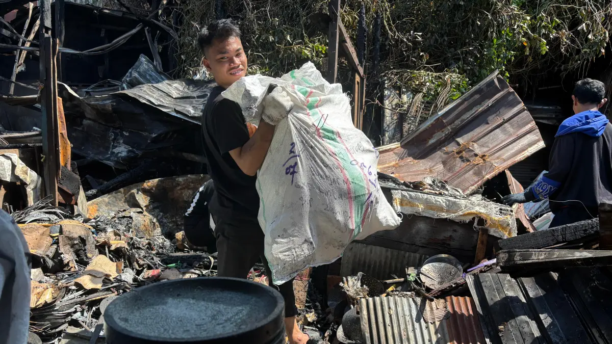 Korban kebakaran di Blok Besi, Pasar Harum Manis, kawasan Pasar Lima Banjarmasin mengangkut sisa barang yang masih bisa diselamatkan pasca kebakaran belum lama ini. (Zulvan Rahmatan/Radar Banjarmasin)