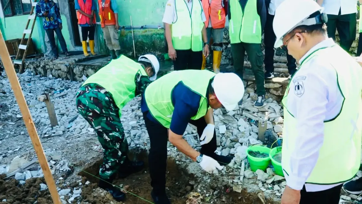MOMEN: Bupati HSU, H Sahrujani melakukan peletakan batu pertama Program Revitalisasi Satuan Pendidikan di SDN Kaludan Luar, Kecamatan Banjang, Rabu (15/7/2026). (Foto: Pemkab HSU)