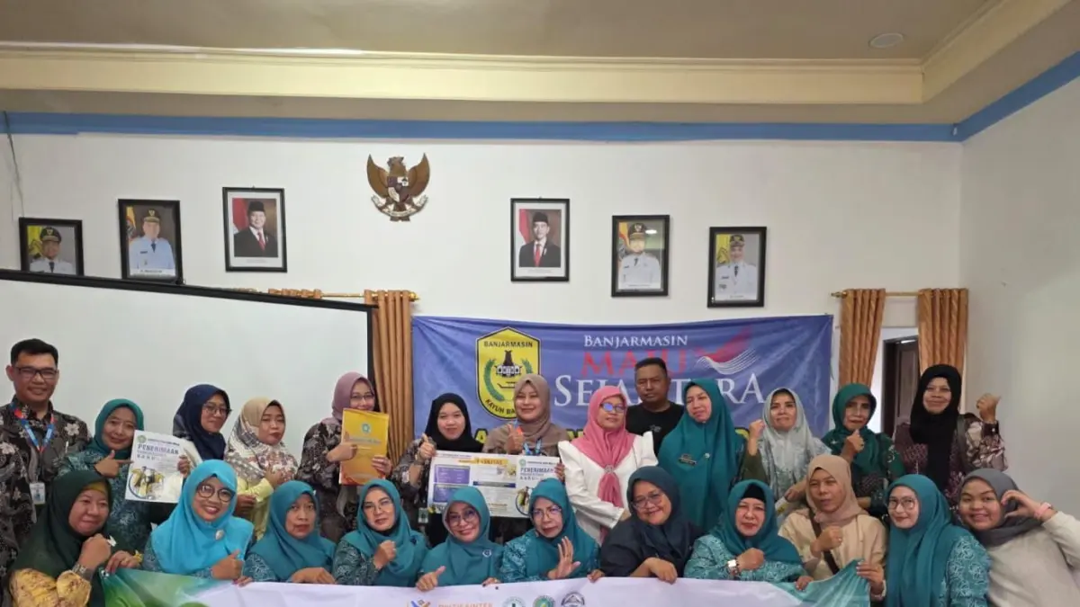 MOMEN: Peserta bersama tim dosen Program Studi Manajemen Universitas Sari Mulia pada kegiatan PKM di Aula Kelurahan Pemurus Dalam, Banjarmasin.