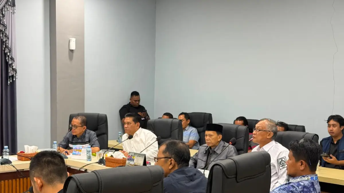 MOMEN: Wakil Ketua I DPRD HSU, Mawardi memimpin RDP bersama Komisi II DPRD HSU membahas pemasangan Tapping Box bersama Bapenda dan Asosiasi Kuliner HSU, Rabu (15/7/2026).(Foto: Istimewa)