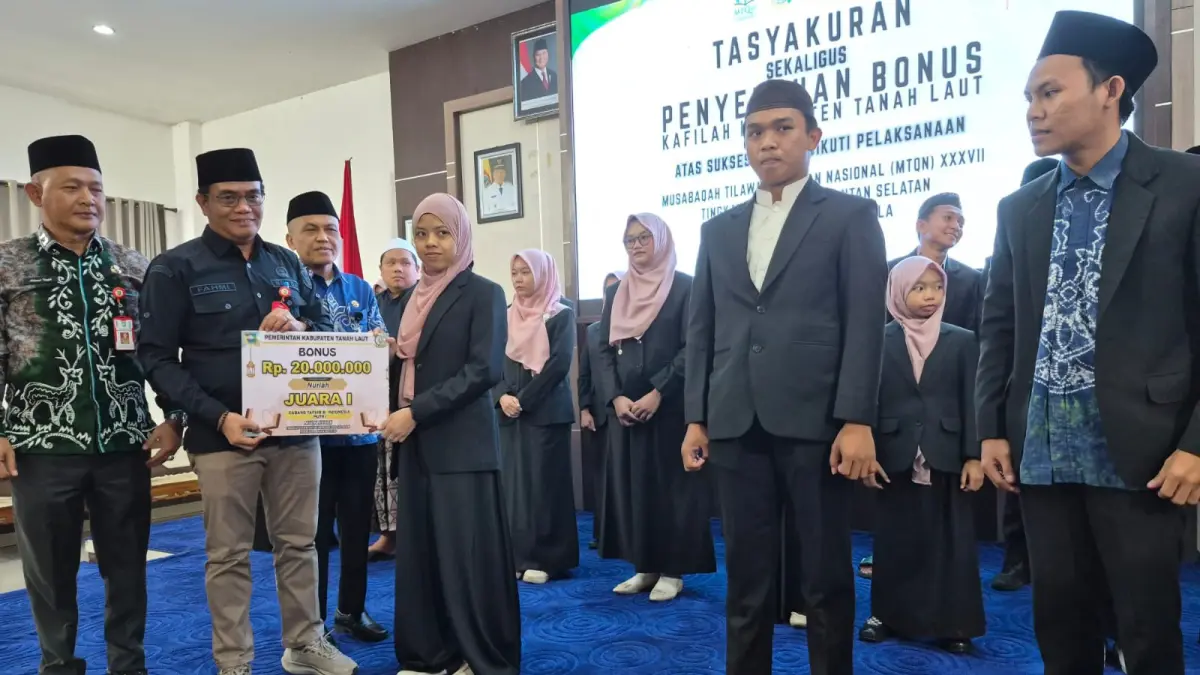 MOTIVASI : Sekda Tala Ismail Fahmi ketika menyerahkan bonus uang kepada para Kafilah Tala yang meraih prestasi di MTQ tingkat Provinsi Kalsel di Batola 2026.