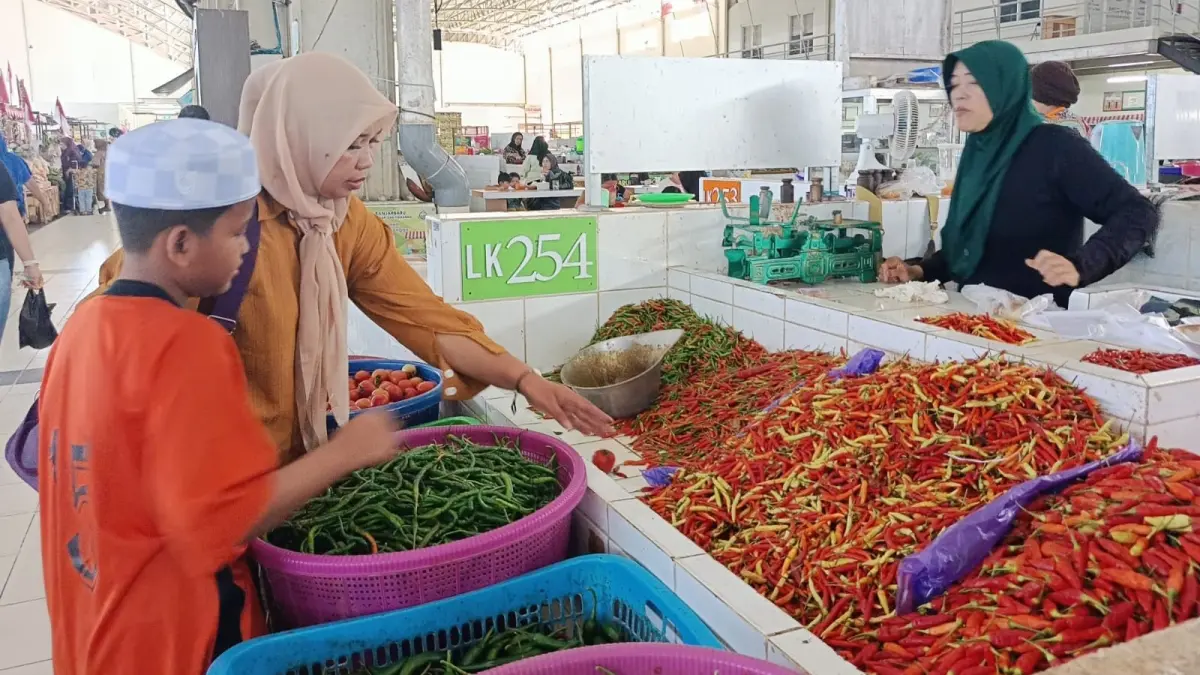 PANTAUAN: Pergerakan harga bahan pokok di Kalimantan Selatan masih berfluktuasi. Harga telur dan daging ayam mulai turun, sementara cabai rawit masih bertahan tinggi. (Foto: Sheilla/Radar Banjarmasin)