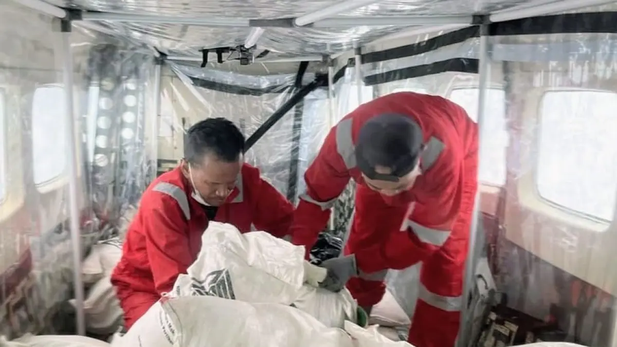 PENYEMAIAN: Petugas menyiapkan garam (natrium klorida/NaCl) di dalam pesawat Cessna Caravan untuk penyemaian awan pada Operasi Modifikasi Cuaca di Kalimantan Selatan. (Foto: BMKG Kalsel)
