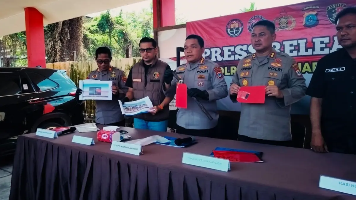 PRESS RILIS: Plh Kapolresta Banjarmasin Kombes Pol Timbul R.K Siregar memperlihatkan barang bukti di Mapolsek Banjarmasin Utara terkait kasus penganiayaan tetangga pakai besi di HKSN.