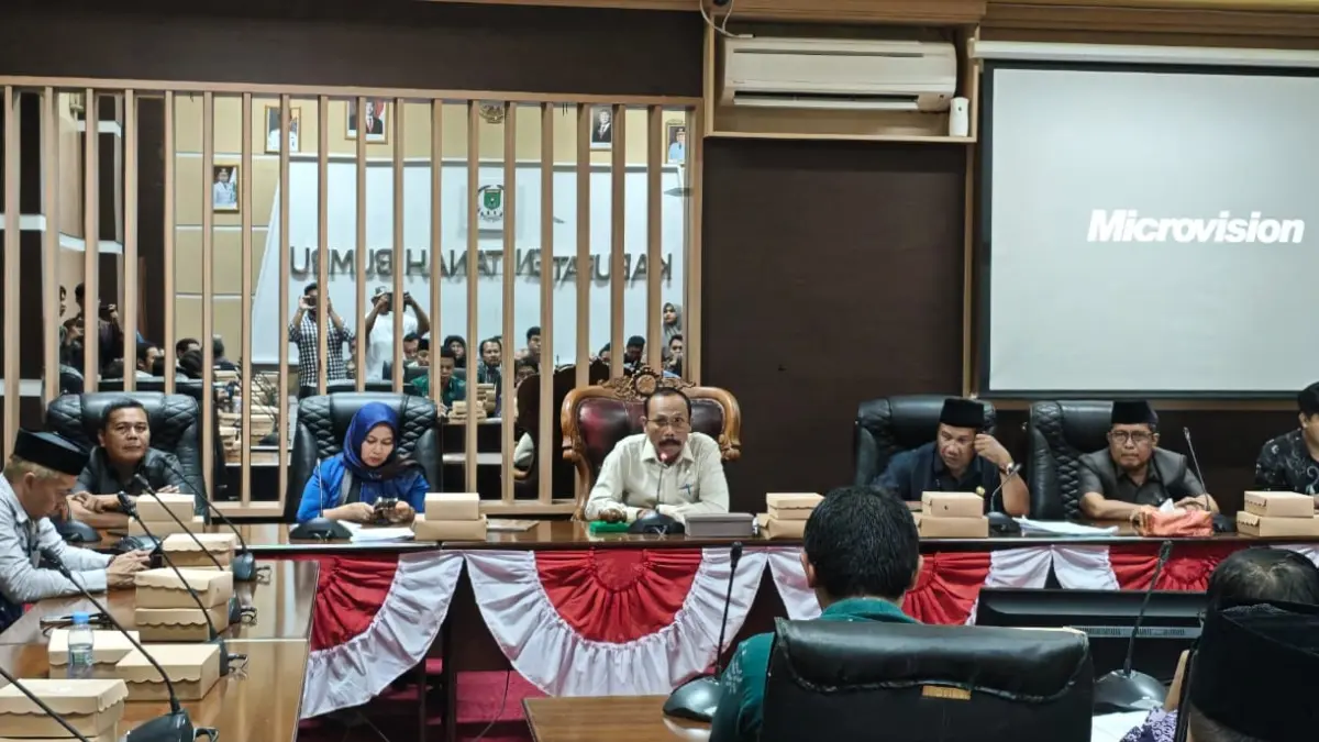 RAPAT: Rapat kerja gabungan bersama pemerintah daerah, dewan, perusahaan tambang, dan kepala desa membahas penanganan debu akibat aktivitas angkutan tambang di Kecamatan Satui dan Angsana, Kamis (16/7). (Foto: Zulqarnain/Radar Banjarmasin)
