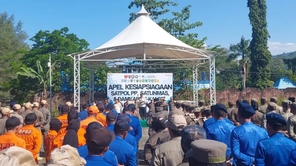 Ratusan Satpol PP dan Damkar se-Kalsel mendengarkan Apel Pasukan Kesiapsiagaan. (Prokopim Setda Kotabaru)&nbsp;