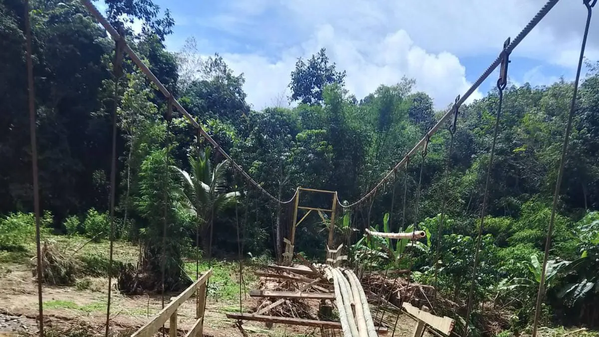 Salah satu kondisi jembatan pascabanjir yang melanda Kecamatan Tebing Tinggi, Balangan. (Martin untuk Radar Banjarmasin)