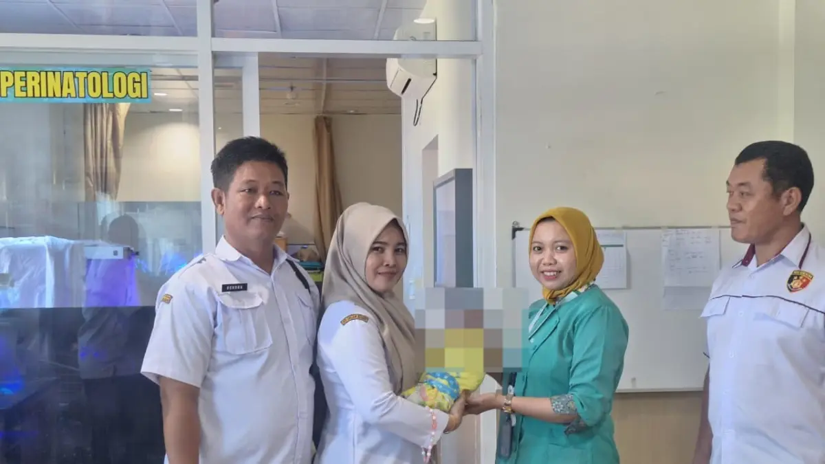 Seorang bayi perempuan yang di temukan di serahkan ke panti.