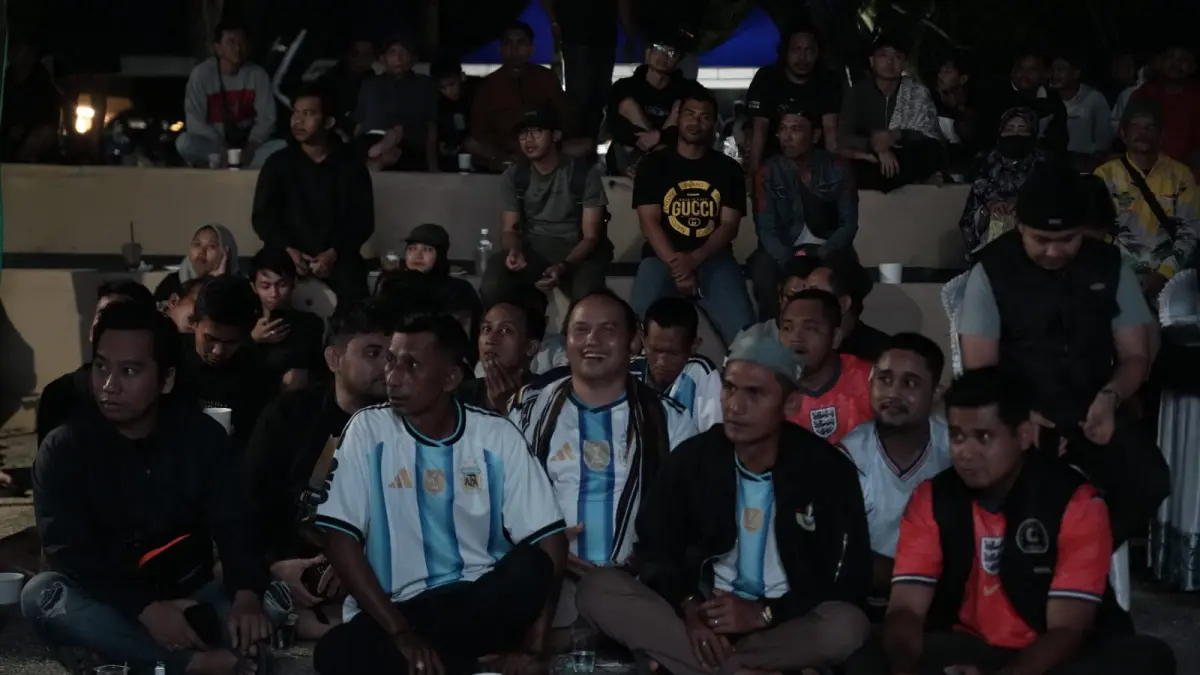 SUPPORTER: Masyarakat Kabupaten Tapin antusias nonton bareng (nobar) semifinal Piala Dunia 2026 antara Argentina VS Inggris yang difasilitasi Pemerintah Kabupaten Tapin di Videotron Rantau Baru, Kamis (16/7/2026).(Foto: Rasidi Fadli/Radar Banjarmasin)&nbsp;&nbsp;