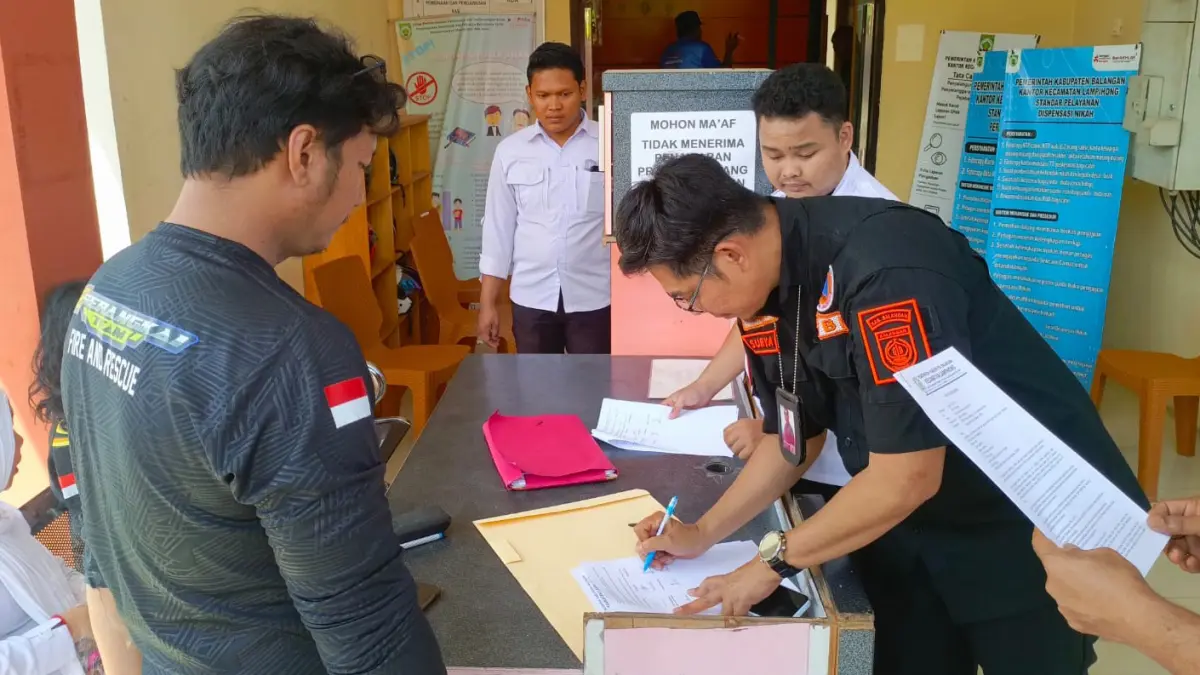 TANDA TANGAN: Pertemuan antara Pemerintah Kecamatan Lampihong, BPBD, kepolisian, relawan GRPB, dan keluarga korban guna membahas evaluasi operasional Damkar pascamusibah kecelakaan di Desa Tampang.