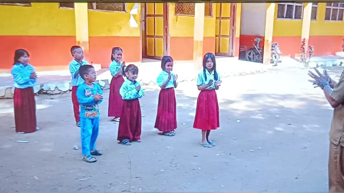 Tujuh siswa baru SDN Muara Hungi tetap semangat mengikuti MPLS. (Istimewa).