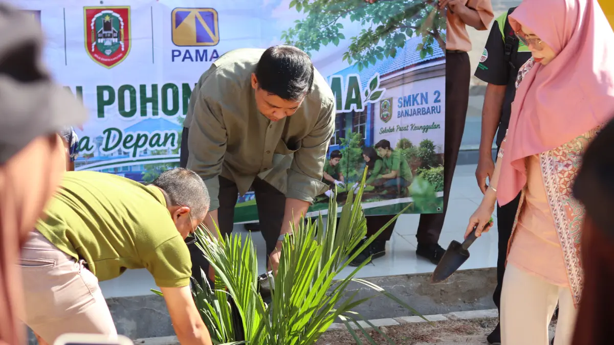 PENANAMAN POHON: BBSO Head PT Pamapersada Nusantara Arif Cahyadi bersama Kepala SMKN 2 Banjarbaru Hj. Nurul Huda, perwakilan DLH, HPAI dan siswa melakukan penanaman pohon pada aksi "Selamatkan Bumi, Mulai dari Satu Pohon" di lingkungan SMKN 2 Banjarbaru, Jumat (17/7/2026).