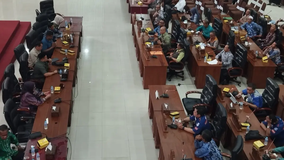 BAHAS: DPRD Kabupaten Banjar menggelar RDP bersama BWS Kalimantan III, pemerintah daerah, dan kepala desa untuk menyepakati langkah darurat penanganan dampak kematian massal ikan di Sungai Martapura. (Foto: Dok. DPRD Kabupaten Banjar)