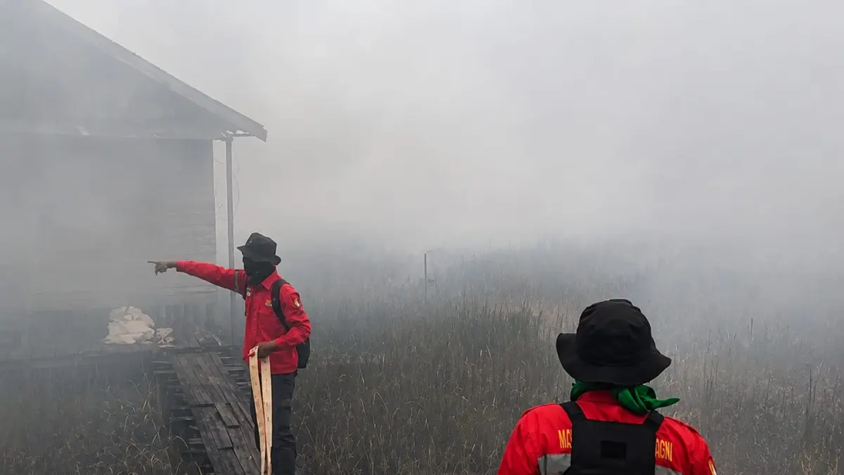 DIKEPUNG ASAP KARHUTLA: Petugas gabungan memadamkan kebakaran hutan dan lahan yang belakangan ini makin masif terjadi di Kota Banjarbaru pada 14 Juli 2026. (MANGGALA AGNI DAOPS BANJAR)